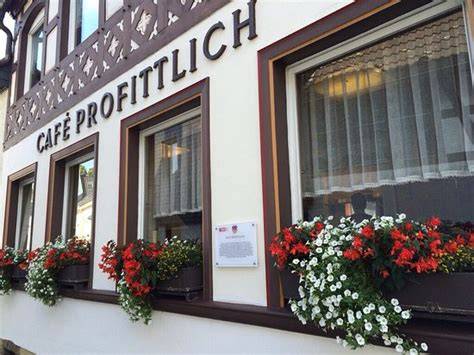 Café Profittlich Innenraum und Spezialitäten