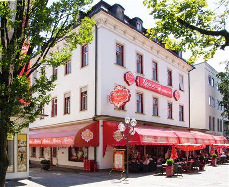 Café Reber Bad Reichenhall mit Gastgarten und Besucher