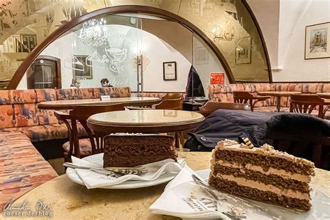 Café Schreyer Innenansicht mit Tortenvitrine