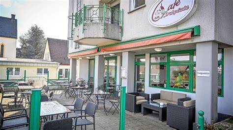 Café und Außenterrasse im Fabrikverkauf