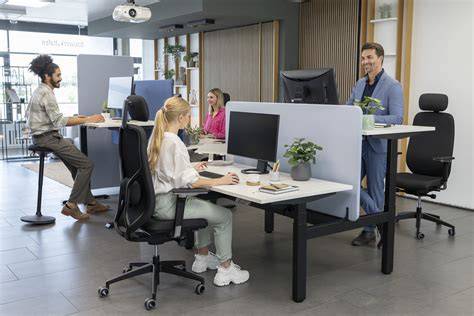 Caillou im Büro malt am Schreibtisch