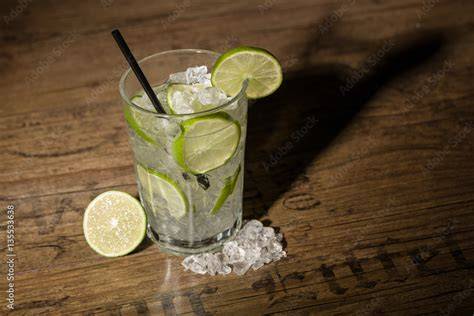 Caipirinha mit Limetten und Crushed Ice