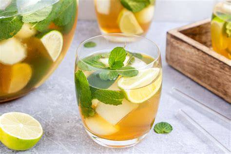 Caipirinha-Bowle mit Früchten