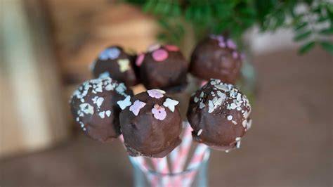 Cake Pops auf Stielen dekoriert