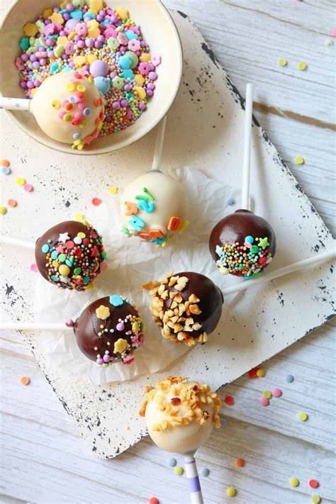 Cake Pops auf einem Teller mit bunten Streuseln