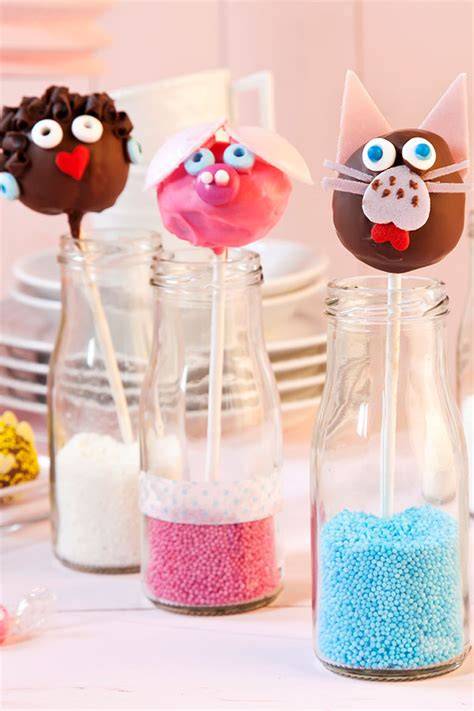 Cake Pops dekoriert aufrecht in Gläsern