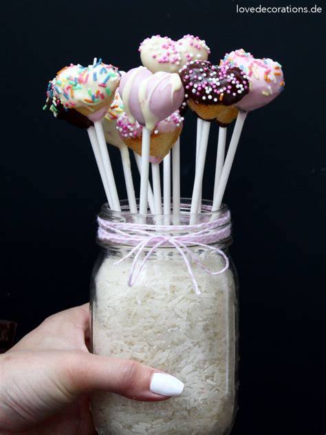 Cake Pops im Glas mit Zucker zum Trocknen