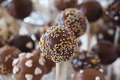 Cake Pops mit Schokoladenüberzug