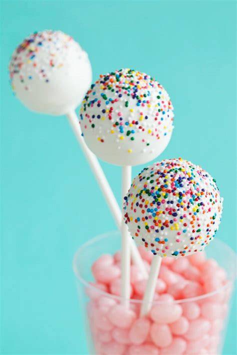 Cake Pops mit bunten Zuckerperlen