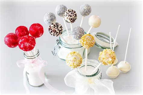 Cake Pops und Kuchenpralinen auf Teller