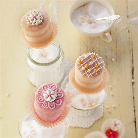 Cake Pops und Petit Fours als bunte Party-Häppchen