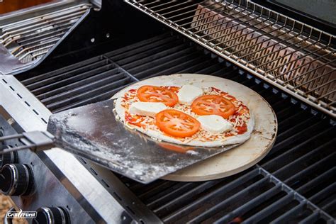 Cake-Pop-Tartes auf Pizzastein im Grill