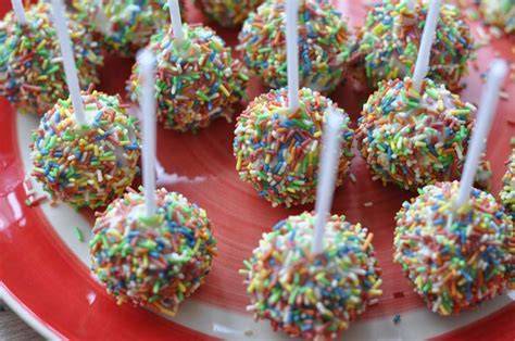Cake-Pops auf Styropor mit bunten Streuseln