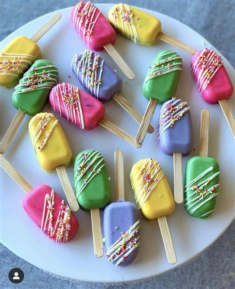 Cake-Pops und Cakesicles auf einem Teller, bunt dekoriert