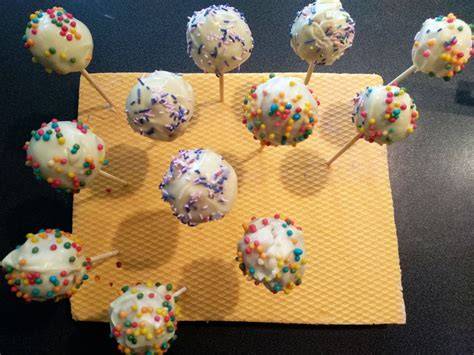 Cakepops aus Keksresten auf Stick mit bunter Glasur