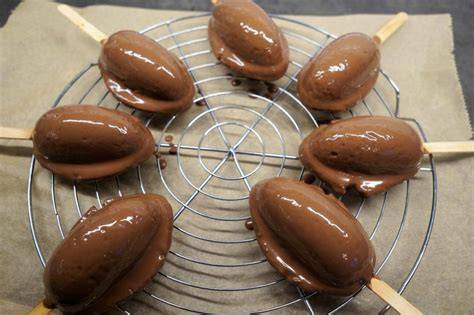 Cakesicle-Backform, Stiele und fertige Schokokuchen am Stiel