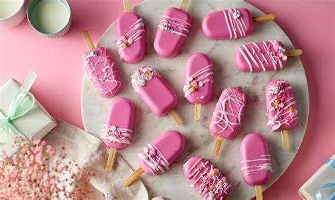 Cakesicles mit bunten Streuseln und Zuckerperlen dekoriert