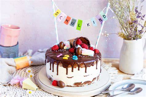 Caketopper und bunte Deko auf rosa Torte
