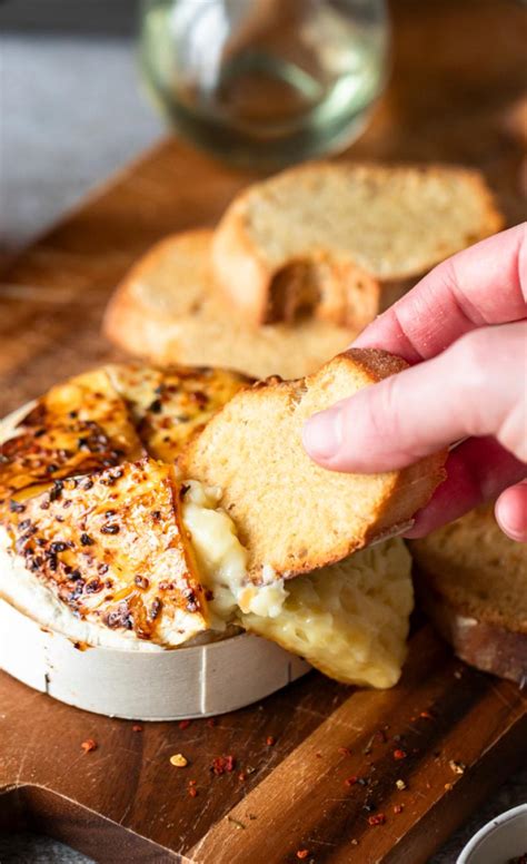 Camembert im Backofen mit Knoblauch und Honig