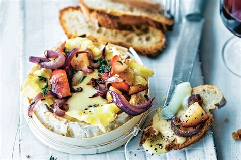 Camembert im Ofen, halb geschmolzen