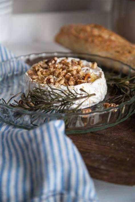 Camembert in Auflaufform vor dem Backen mit Honig und Kräutern