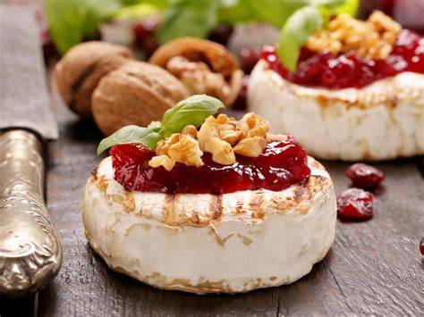 Camembert mit Preiselbeermarmelade
