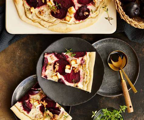 Camembert-Frischkäse-Torte mit Roter Bete und Pumpernickel