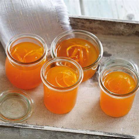 Campari-Orangencreme mit Gelee in Gläsern