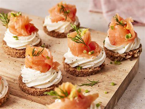 Canapés mit Trüffel-Frischkäse auf Parmesan-Keksen