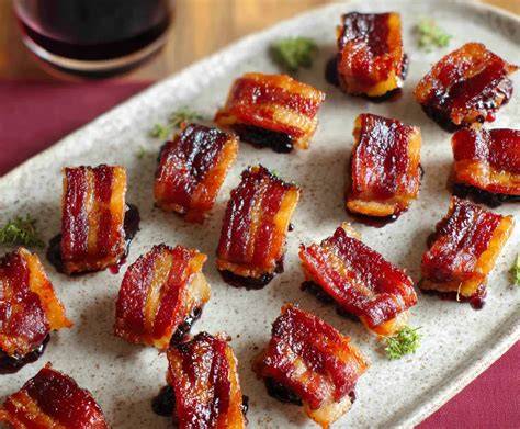 Candied Bacon Chocolate Bites auf Teller
