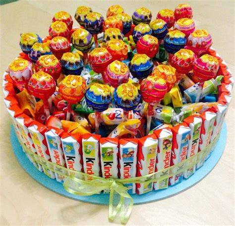 Candy Bar Cake mit Kinderriegeln und bunten Bändern