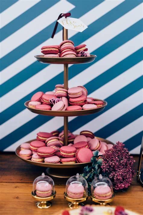 Candy Bar mit Macarons, Cupcakes und Cake Pops