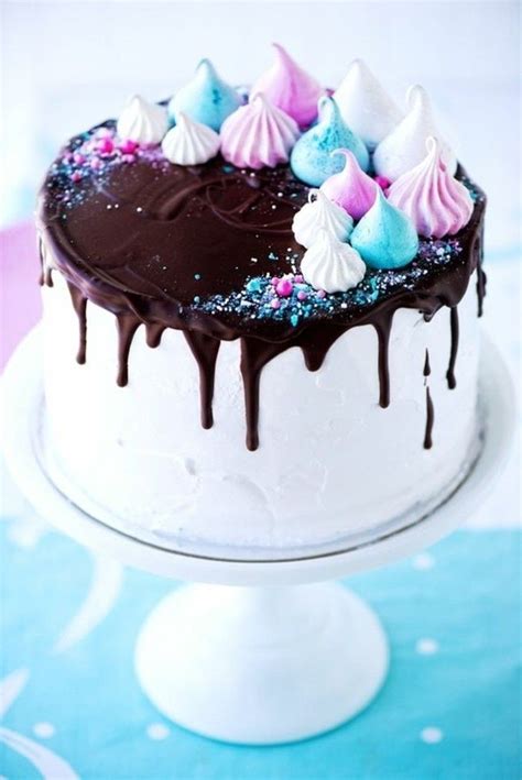 Candy Cake mit bunten Süßigkeiten dekoriert