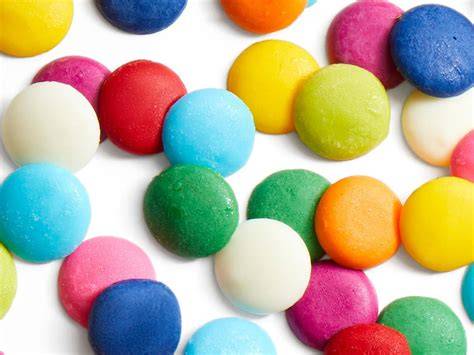Candy Melts und Kuvertüre in Schüsseln