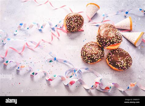 Candy-Bar mit Bonbons, Pralinen, Donuts und dekoriertem Gebäck
