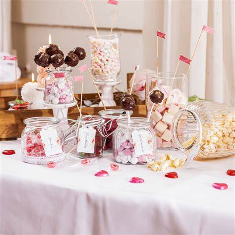 Candy-Bar mit Kuchen und Süßigkeiten für die Hochzeit