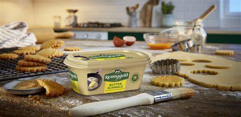 Cannabutter auf einem Löffel neben Backzutaten