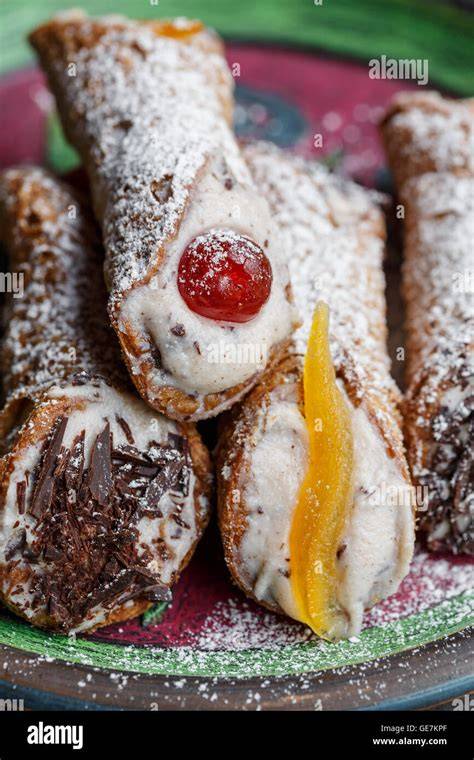 Cannoli gefüllt mit Ricotta und Amarena-Kirschen