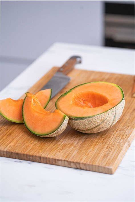 Cantaloupe-Melone halbiert auf Schneidebrett
