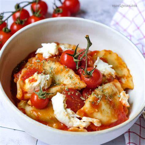Cappelletti mit Tomaten und gerösteten Kernen