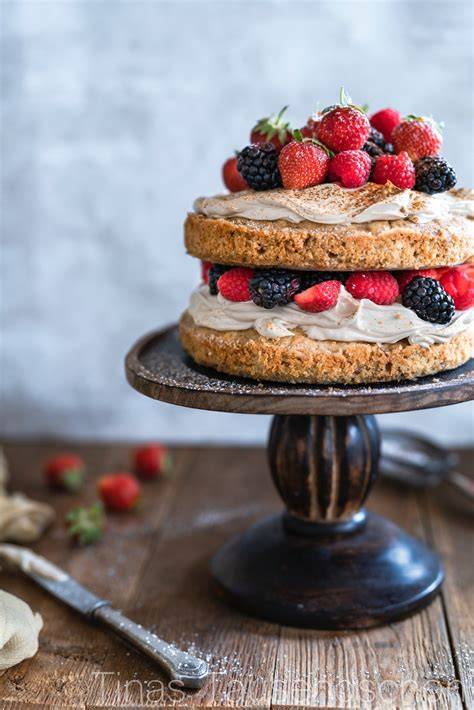 Cappuccino Torte mit Mascarpone-Creme und Beeren dekoriert