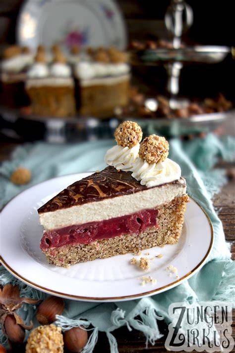 Cappuccino Torte mit Nussboden und Kirschen auf einem Teller serviert