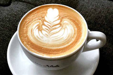 Cappuccino mit Honig, Latte Art, im Sonnenschein