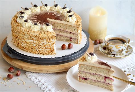 Cappuccino-Torte mit Kirschkompott und Quark-Creme aufgeschnitten