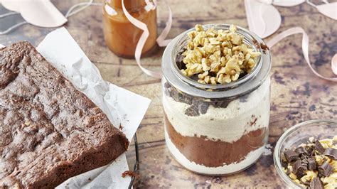 Caramelsauce in Flasche neben Glas-Brownie-Mischung