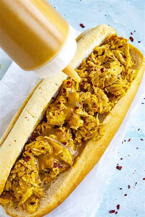 Carolina Mustard Barbecue Sauce auf Pulled Pork Burger