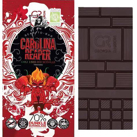 Carolina Reaper Chili neben dunkler Schokolade
