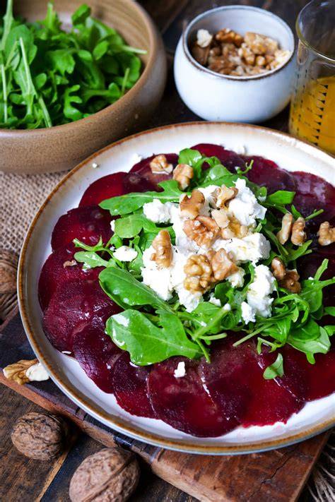 Carpaccio-Anrichten: dünn geschnittene Rote Bete, Rucola, Ziegenkäse und Walnüsse