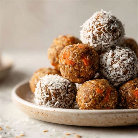 Carrot Cake Energy Balls auf Teller, Nahaufnahme