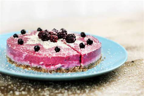 Cashew-Beeren Eistorte auf Teller